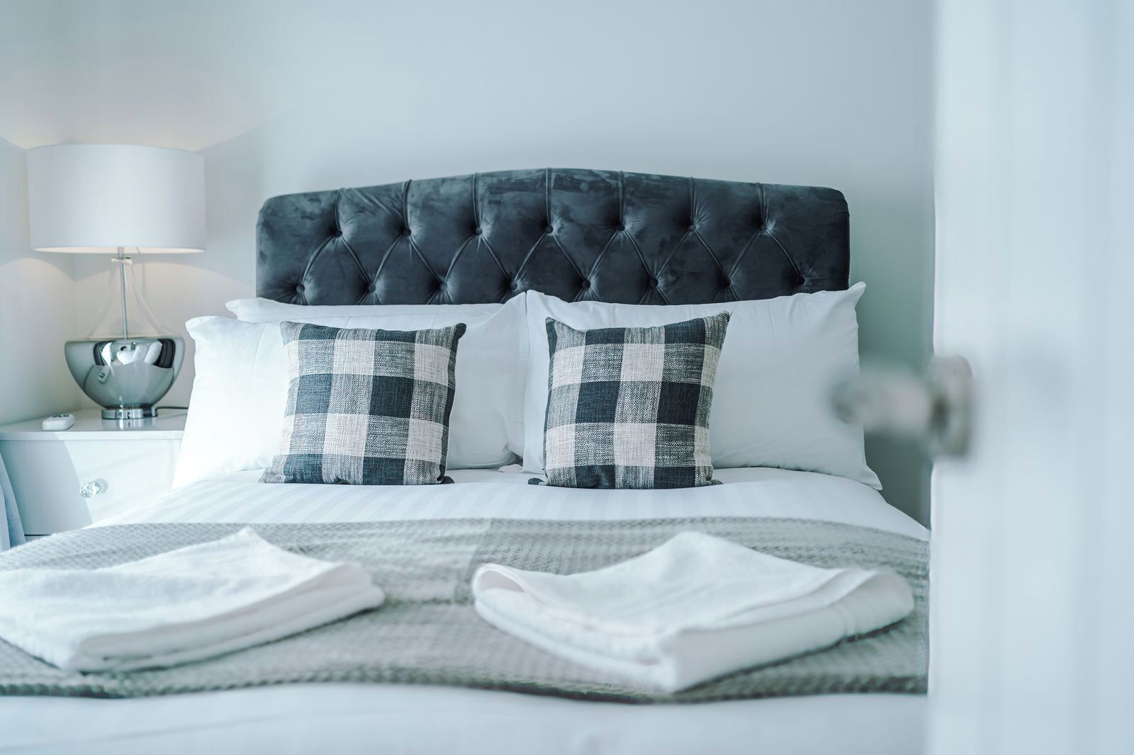 Tabla de planchar con plancha, wifi gratis y ropa de cama 