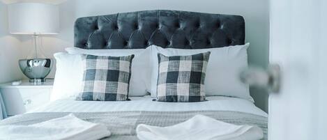 Tabla de planchar con plancha, wifi gratis y ropa de cama