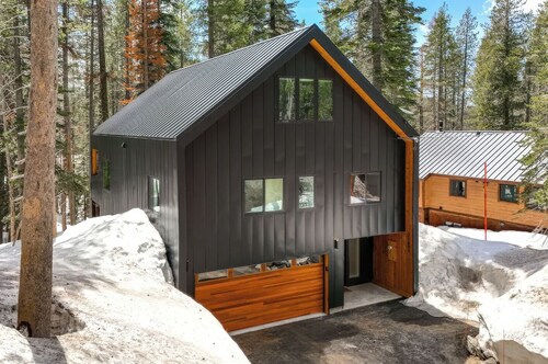 Donner Summit - Hot Tub, Fireplace & Mountain Views