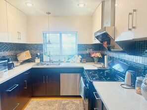 Fridge, microwave, oven, stovetop - Charming 2-bedroom bungalow in fabulous Fullerton (Fullerton)