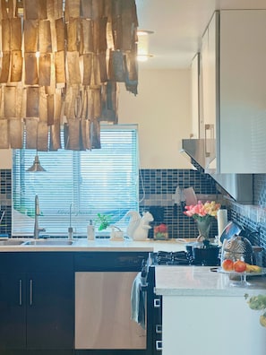 Fridge, microwave, oven, stovetop - Charming 2-bedroom bungalow in fabulous Fullerton (Fullerton)