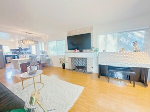 Dining - Charming 2-bedroom bungalow in fabulous Fullerton (Fullerton)