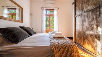 3 habitaciones, cortinas blackout y tabla de planchar con plancha