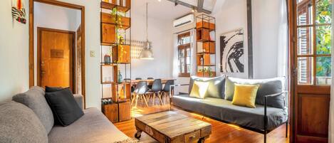 Stadtwohnung, Stadtblick | Wohnbereich | Fernseher