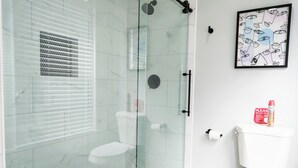 تجهيزات دش، مناشف، صابون، ورق حمّام