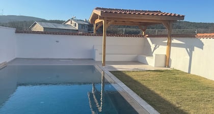 2-bedroom villa in charming Uzunkuyu urla with private pool AC, WiFi brand new
