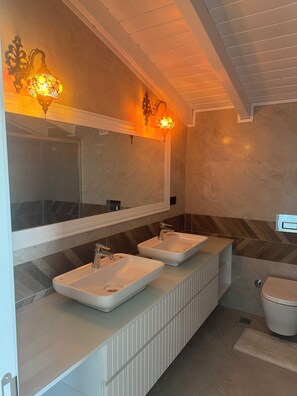 Secadora de cabello, bidet, toallas, jabón