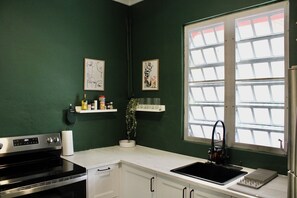 Kylskåp, mikrovågsugn, ugn och spishäll