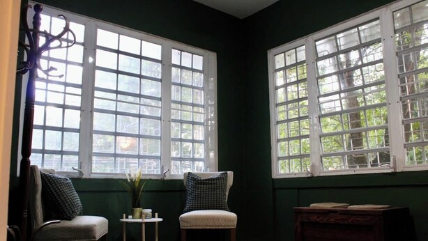A room with two chairs, a small table, and a wooden chest of drawers. - Vintage Charm n Historic Miramar (San Juan)