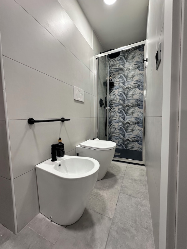 Haartrockner, Handtücher, Seife, Toilettenpapier