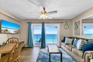 コンドミニアム キングベッド 1 台ソファーベッド付き (The Summit 1019-Toes in the Sand) | リビング エリア