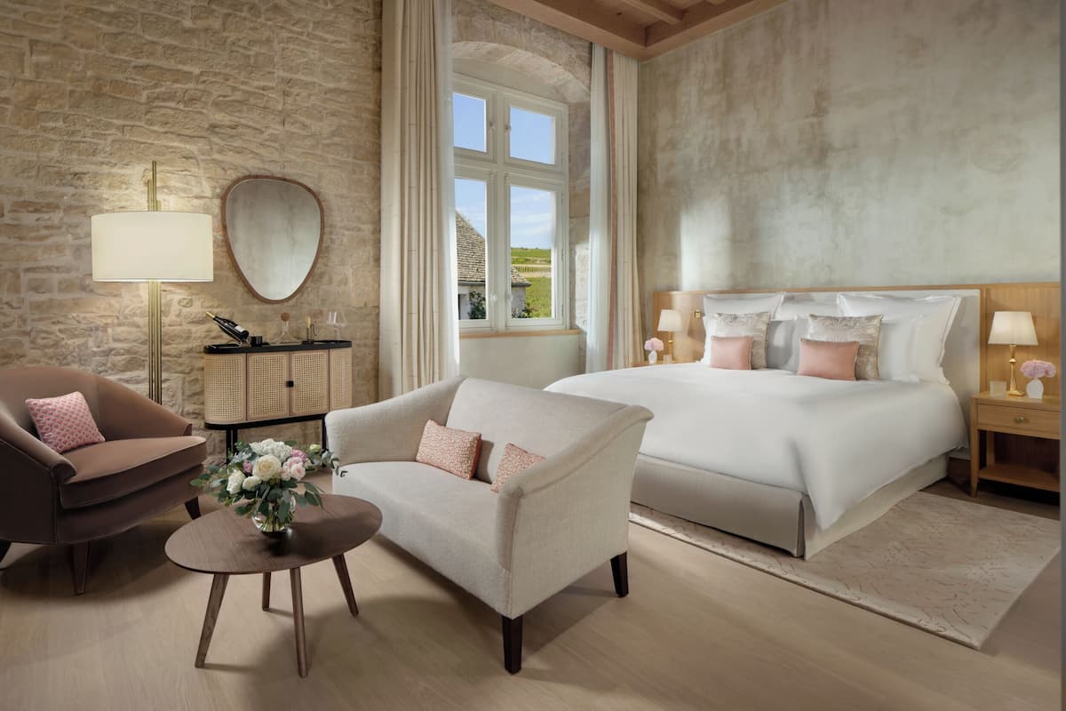 Suite Commaraine | Minibar, in-room safe, blackout drapes, soundproofing
