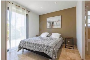 3 quartos, ferros/tábuas de passar roupa, Wi-Fi, roupa de cama