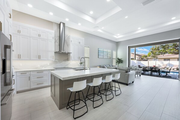 冷蔵庫、電子レンジ、オーブン、コンロ