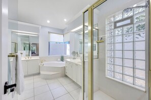 Dusche, Whirlpool, Haartrockner, Handtücher
