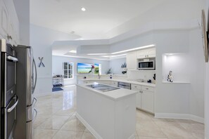 冰箱、微波炉、烤箱、炉灶