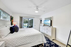 4 bedrooms, desk, iron/ironing board, free WiFi - Summer Fall Sale! Beach Daze-Heated Pool-Walk to Beach-Pickleball close! (Naples)