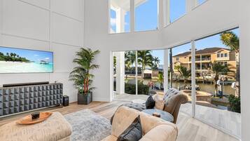 TV connectée, espaces bureaux, écrans d'ordinateur, imprimantes