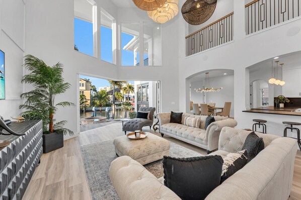 Smart-tv, een kantoor, een computerscherm en een printer