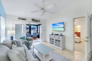 Smart TV - Coastal Gem - 1 Mile to the Beach - Newly Updated 3 bedroom plus Den - No Pool (Naples)