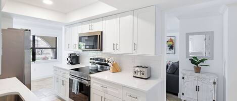 Refrigerador, microondas, horno y parrilla de estufa