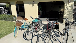 Eine Garage mit darin abgestellten Fahrrädern.