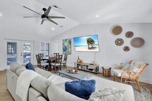 Smart TV - Barefoot Breeze - Brand New Heat Saltwater Pool & Spa with Putting Green! Waterfront with Boat Dock! (Bonita Springs)