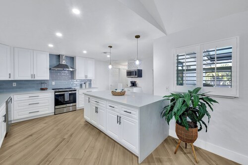 Barefoot Breeze - Brand New Heat Saltwater Pool & Spa with Putting Green! Waterfront with Boat Dock!