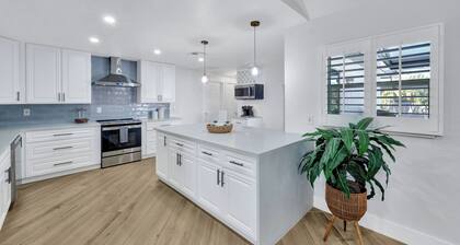 Barefoot Breeze - Brand New Heat Saltwater Pool & Spa with Putting Green! Waterfront with Boat Dock!