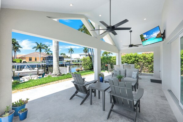 屋外ダイニングエリア