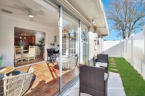 Outdoor dining - Stunning! It's A Vibe! 1 Mile to the Beach! Brand New Heated Pool with Sundeck! (Naples)