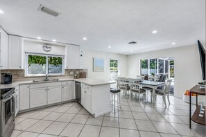 Een koelkast, een magnetron, een oven, een kookplaat