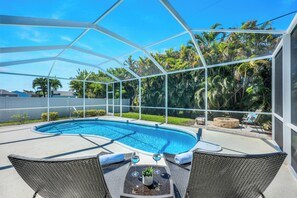 A heated pool - New Listing! Starfish Cove - Heated Pool, Walk to the Beach! (Naples)