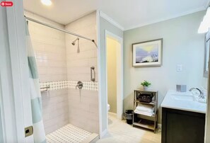 Douche, sèche-cheveux, serviettes fournies, savon