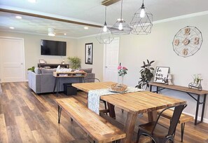 Dining - Spacious 3Bed, 2Bath Home for Corporate Stays, Contractors/Healthcare Providers (Lyons)