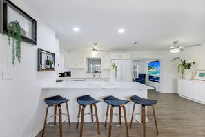 Fridge, microwave, oven, stovetop - Blue Wave - Brand New Pool Coming in November 2025! (Naples)