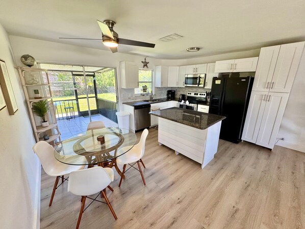 冷蔵庫、電子レンジ、オーブン、コンロ