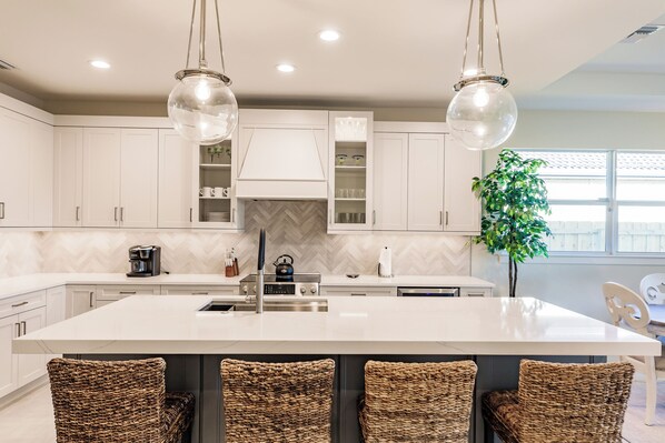 ثلاجة، ميكروويف، فرن، موقد طهي مسطح