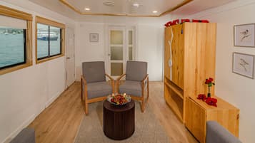 Deluxe Cabin, Ocean View | Room amenity