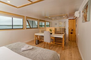 Deluxe huisje, uitzicht op zee | Kamervoorziening