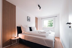 3 soverom, skrivebord, strykejern/-brett og reiseseng for barn