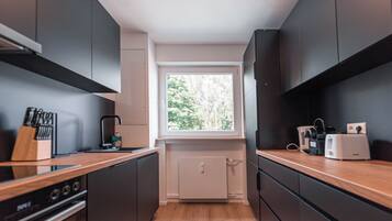 Fridge, oven, stovetop, dishwasher