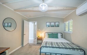 2 bedrooms, WiFi, bed sheets - Serenity Hideaway, Charming 2bd/1ba cabin with WiFi, AC, close to shops (Ruidoso)