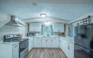 Dining tables - Serenity Hideaway, Charming 2bd/1ba cabin with WiFi, AC, close to shops (Ruidoso)