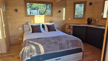 1 bedroom, bed sheets