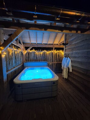Indoor spa tub - Nids en Perigord, cabane perchée avec Spa à 10min de Sarlat (Saint-Genies)