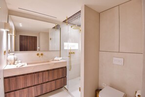 Shower, hair dryer, towels - L'Adresse 3 - Appart standing - Clim - Vieux-Port (Marseille)