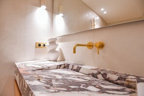 Shower, hair dryer, towels - L'Adresse 4 - Appart standing - Clim - Vieux-Port (Marseille)