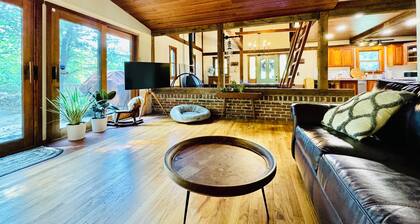 Nature Lover’s Cabin Retreat - private 24 acres w/trails and pond!