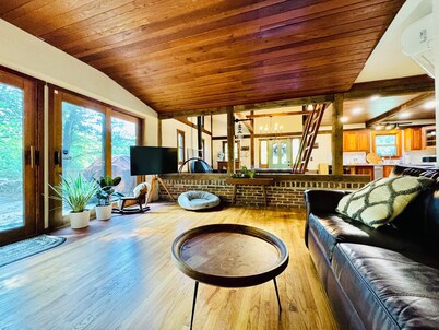 Nature Lover’s Cabin Retreat - private 24 acres w/trails and pond!